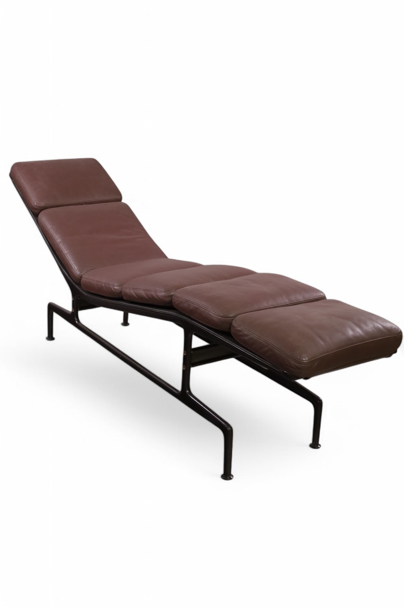 CHARLES & RAY EAMES "BILLY WILDER" CHAISE LOUNGE (1 of 4)