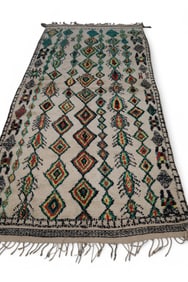 APPROX 4' 9" x 9' 10" HANDMADE WOOL RUG