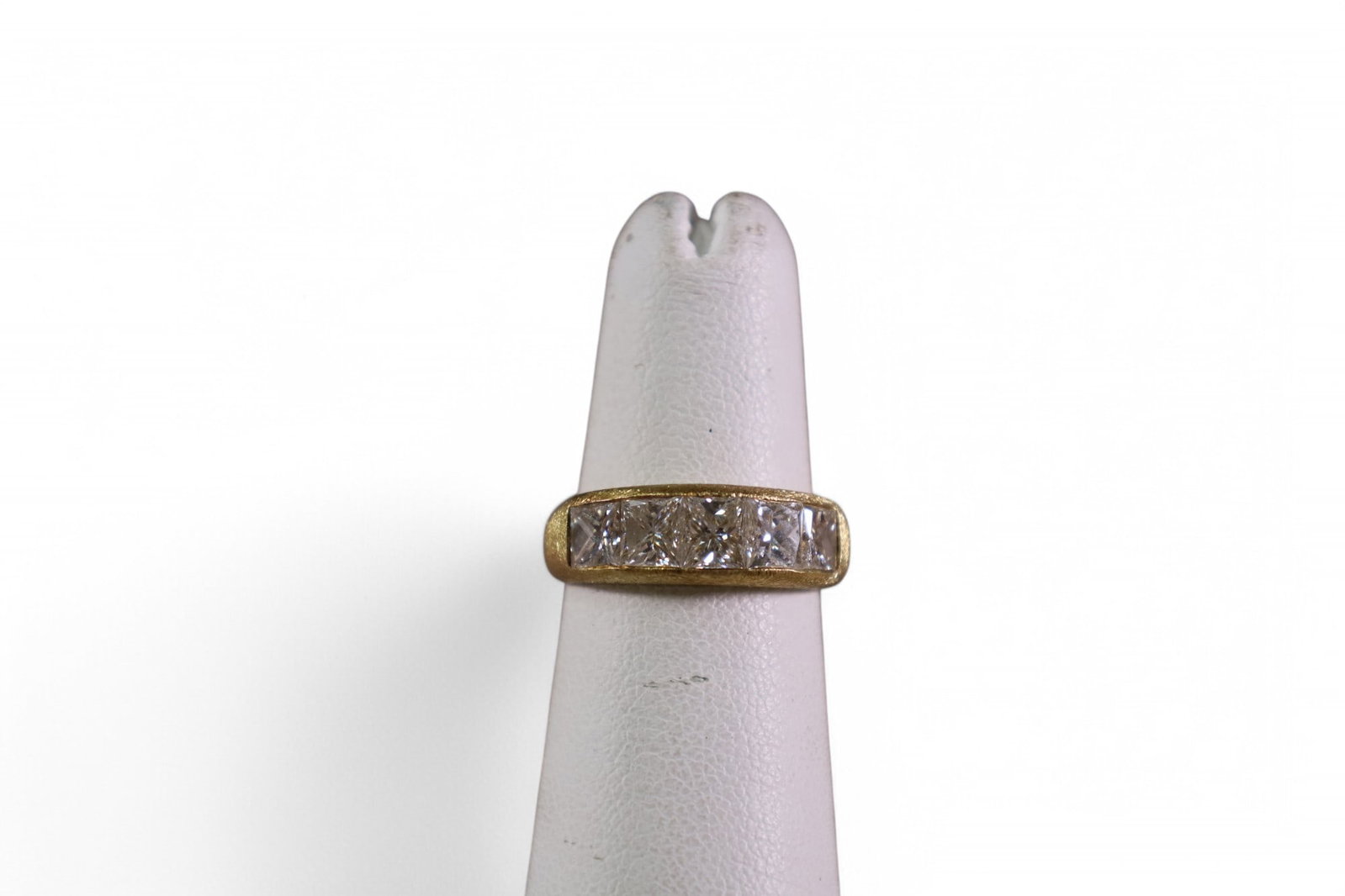 18k GOLD & DIAMOND RING: BRUSHED BAND, 5 PRINCESS CUT DIAMONDS APPROX 1.09 CARATS, APPROX 5.1 GRAMS. SIZE 4.5.
