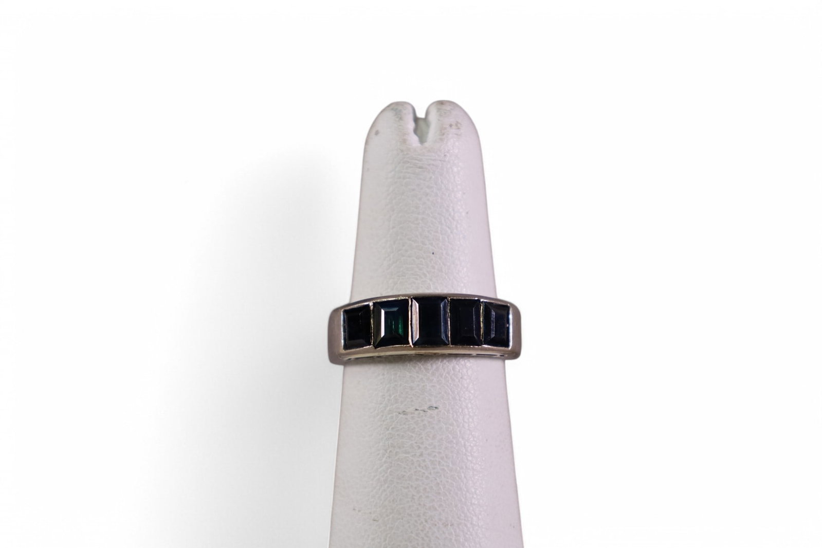 WHITE GOLD & SAPPHIRE RING: STEP CUT SAPPHIRES, APPROX 6.7 GRAMS & SIZE 4.75.