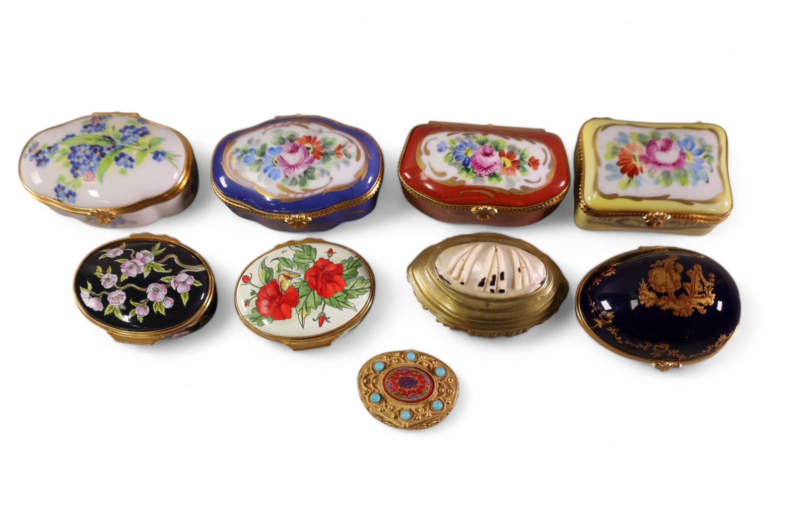 COLLECTION OF PILL BOXES INCL.: LIMOGES: COLLECTION OF SMALL PORCELAIN & METAL PILL BOXES.
