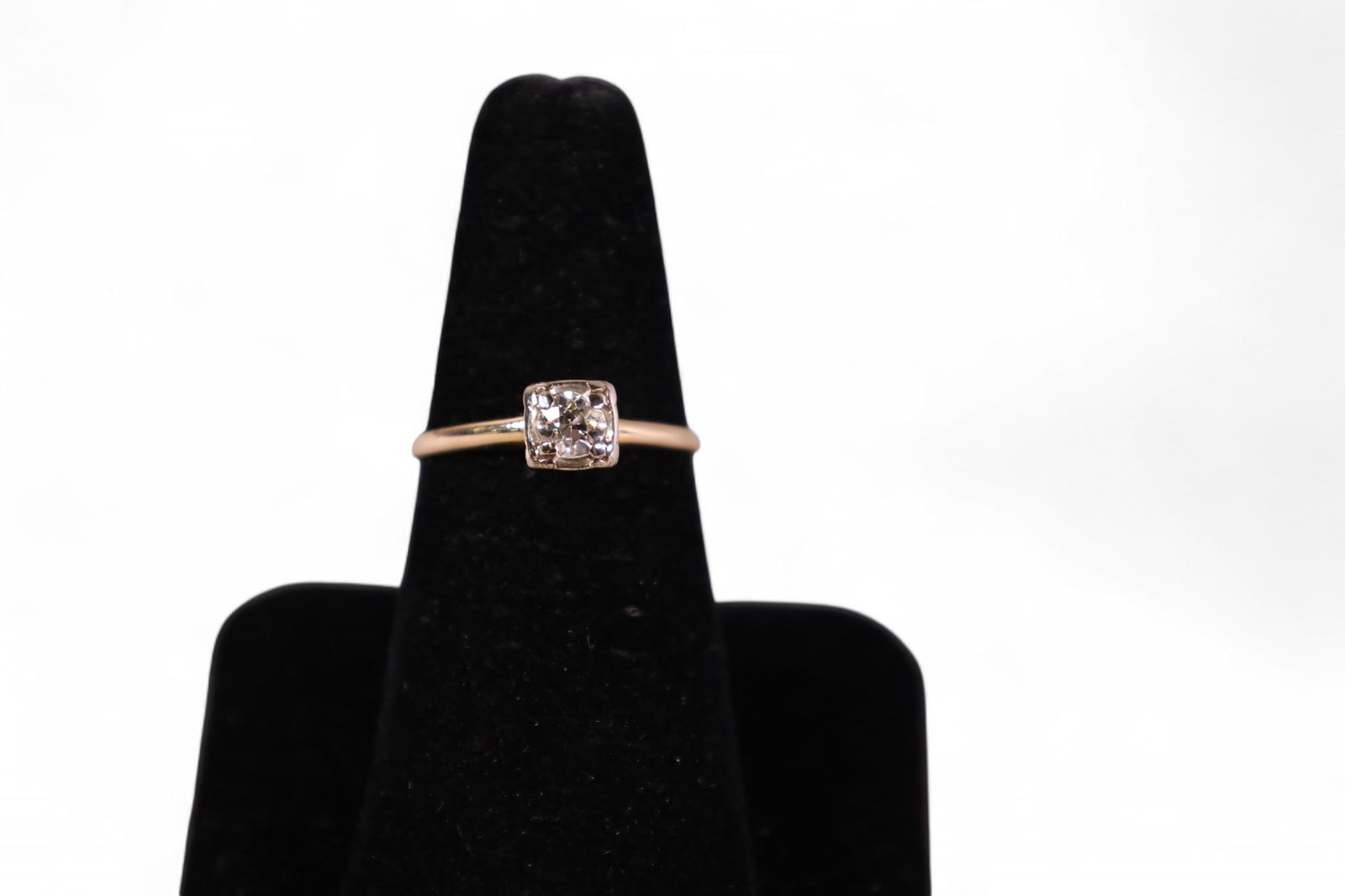 DIAMOND SOLITAIRE RING (1 of 3)