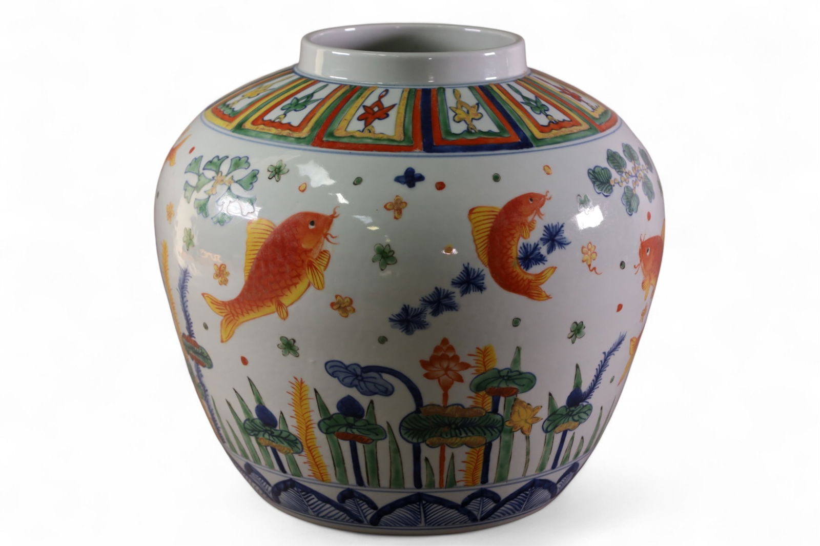 CHINESE PORCELAIN FISH DECORATED VASE (1 of 3)