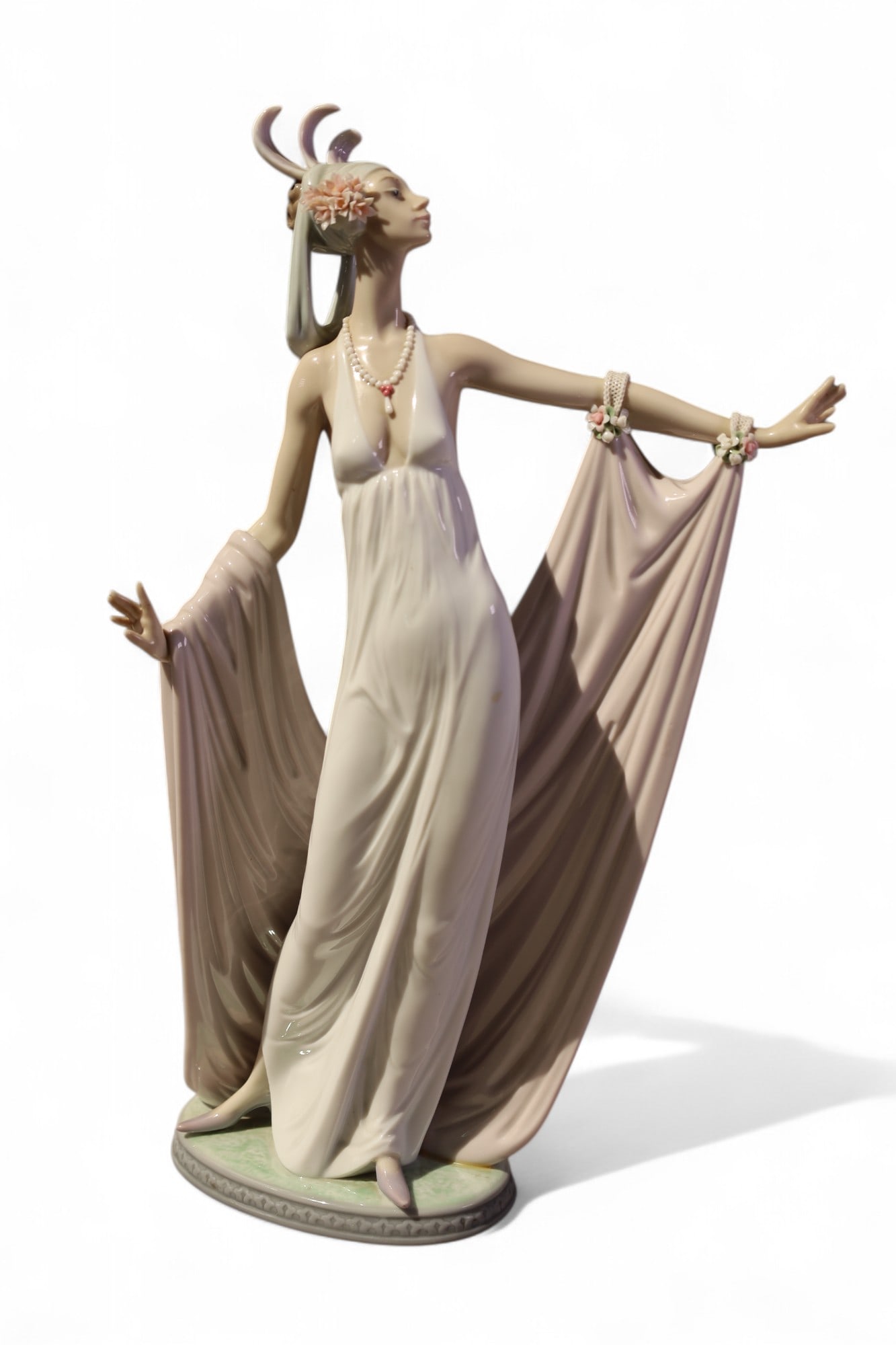 GRAND DAME LLADRO: LLADRO 1568, "GRAND DAME" LLADRO FIGURE. 14" H.