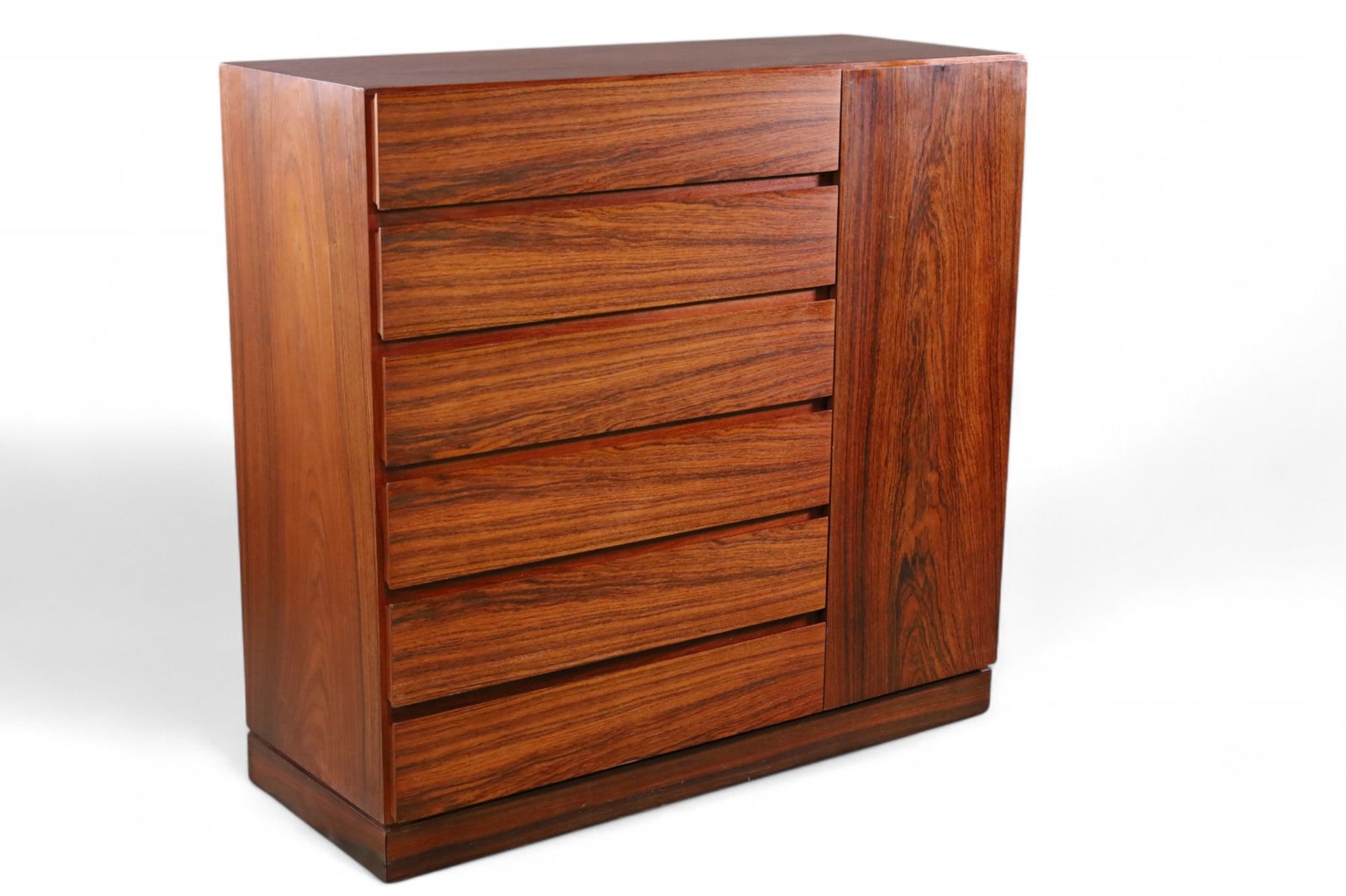 ARNIE WAHL IVERSEN VENDE ROSEWOOD HIGHBOY: MID CENTURY MODERN ARNIE WAHL IVERSEN VENDE ROSEWOOD HIGHBOY. MINOR WEAR TO FINISH. 45" W x 18" D x 43" H. THIS ITEM EXCEEDS WEIGHT LIMITATIONS FOR IN HOUSE SHIPPING, MUST BE PICKED UP IN HOUSE OR SHI
