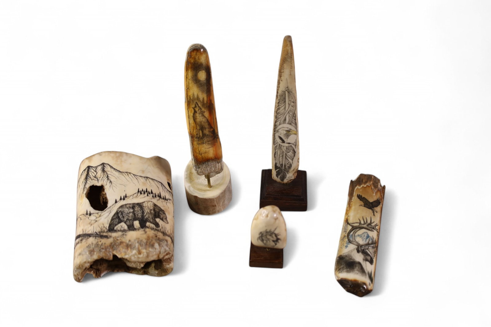 5 PIECES OF SCRIMSHAW: 5 PIECES OF CARVED ALASKA SCRIMSHAW DECORATED TABLE ITEMS.