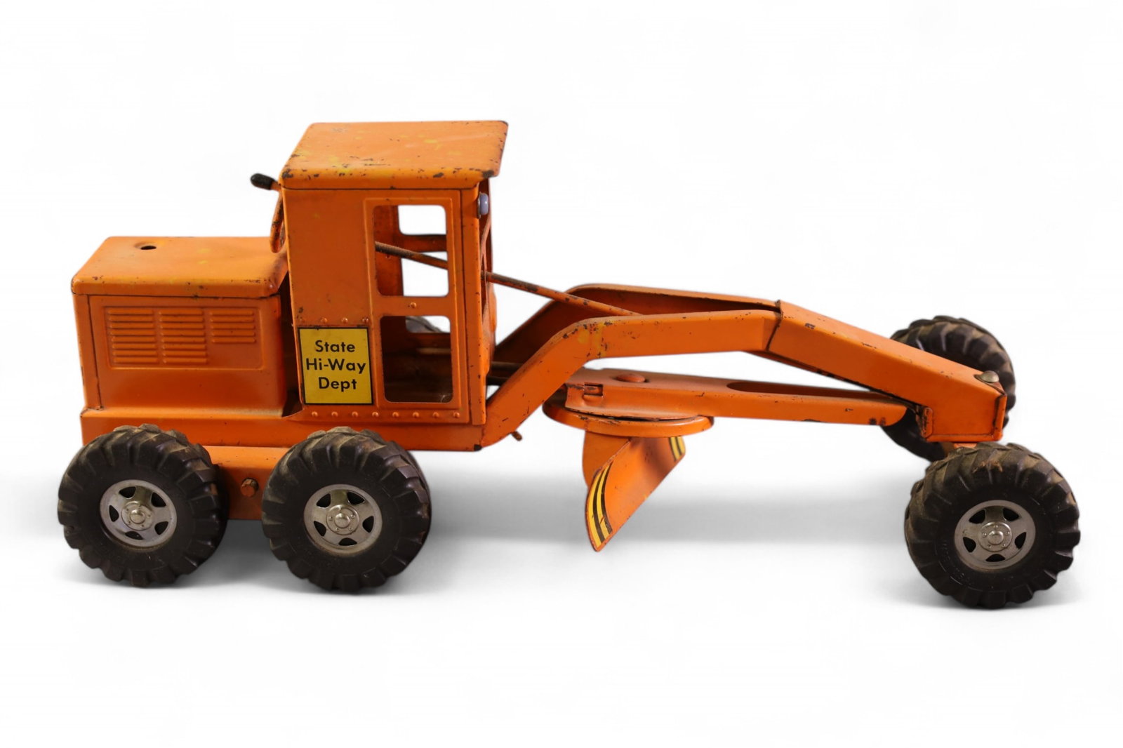 1950'S-1960'S HIWAY TONKA GRADER: TONKA BLADE GRADER, PAINT LOSS. MISSING SMOKE STACK. 16" L.