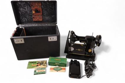 SINGER FEATHERWEIGHT SEWING MACHINE