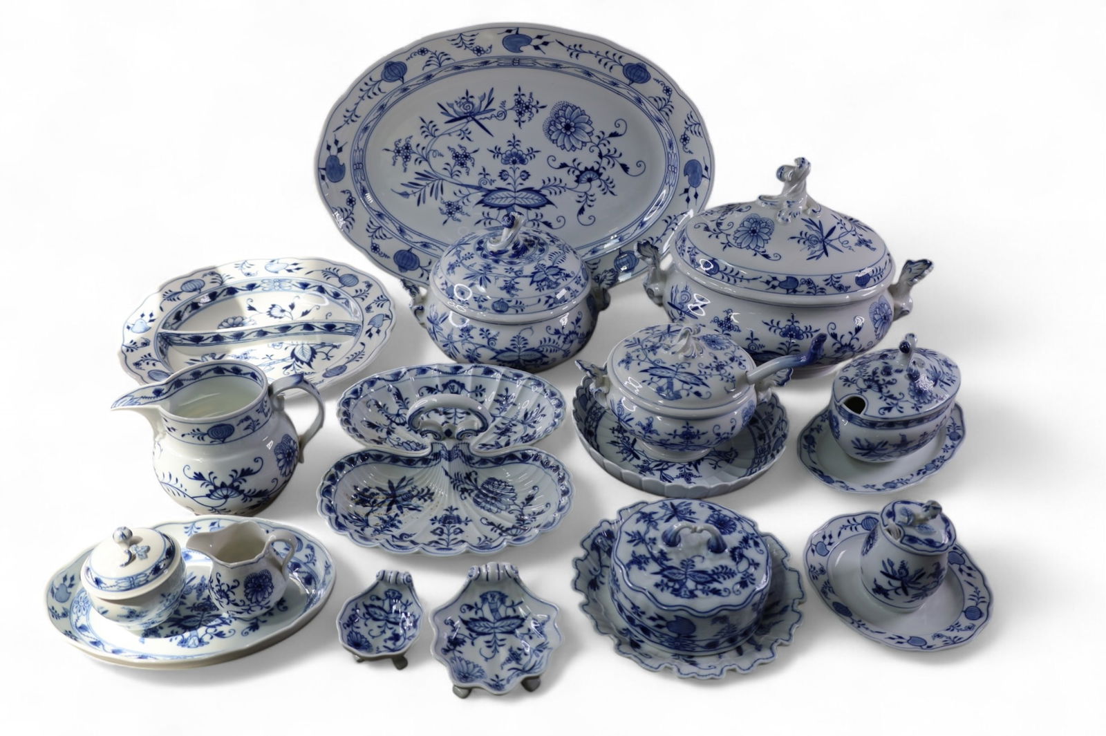MEISSEN BLUE ONION SERVING PIECES (1 of 10)