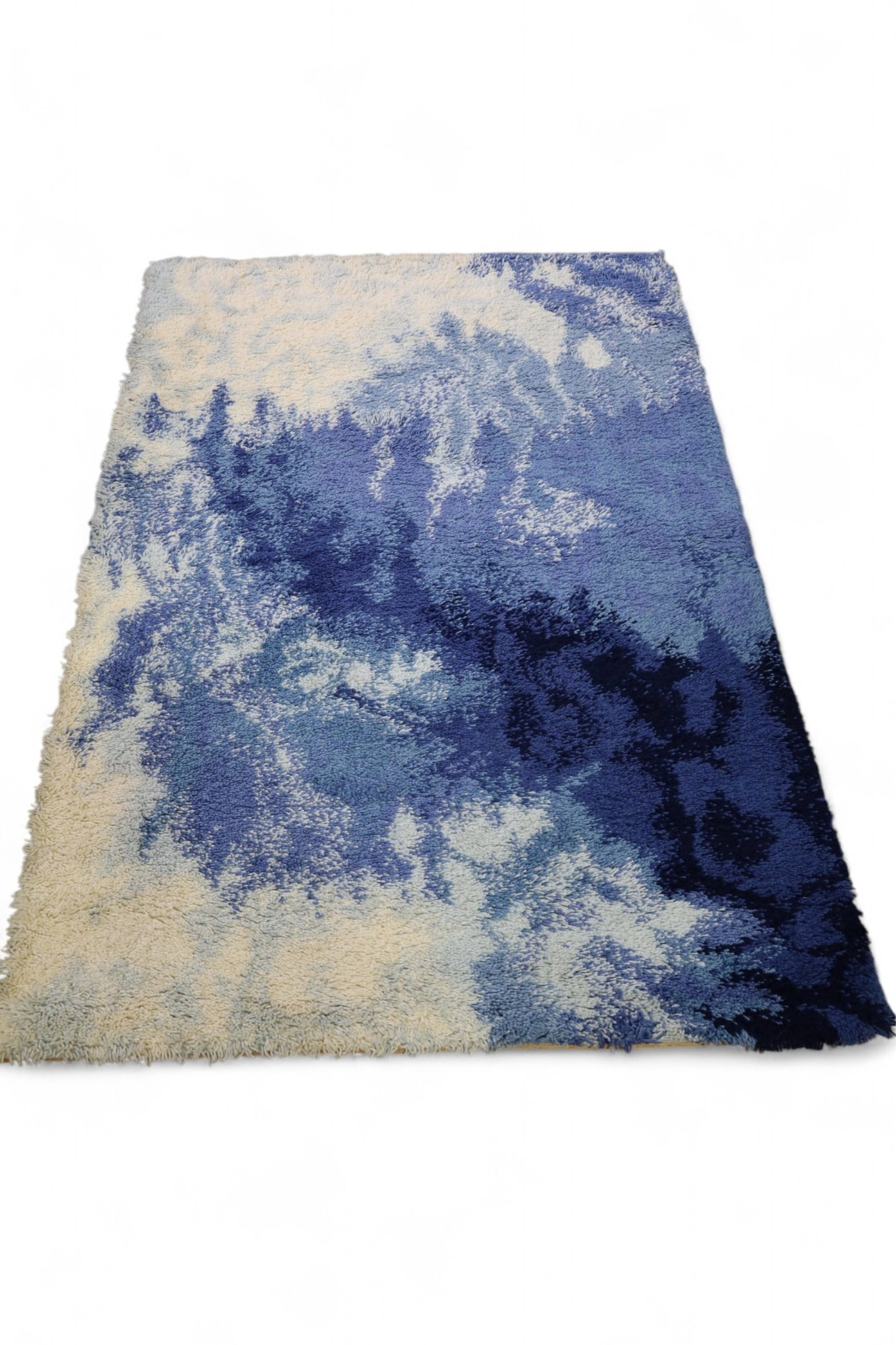 EGE RYA MCM SHAG RUG: APPROX 4' 7" x 6' 7" RYA SHAG RUG, NEEDS CLEANED.
