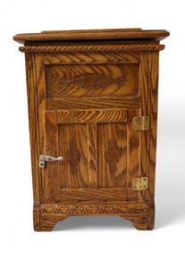 SALESMAN SAMPLE ICE BOX: EARLY SALESMAN SAMPLE ICE BOX, SINGLE DOOR, PANELED SIDES, 7" W x 5" D x 11" H.