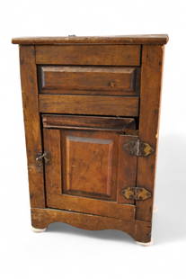 SALESMAN SAMPLE ICE BOX: EARLY SALESMAN SAMPLE ICE BOX, SINGLE DOOR, FLIP TOP. DAMAGE. 8" W x 5" D x 12" H.