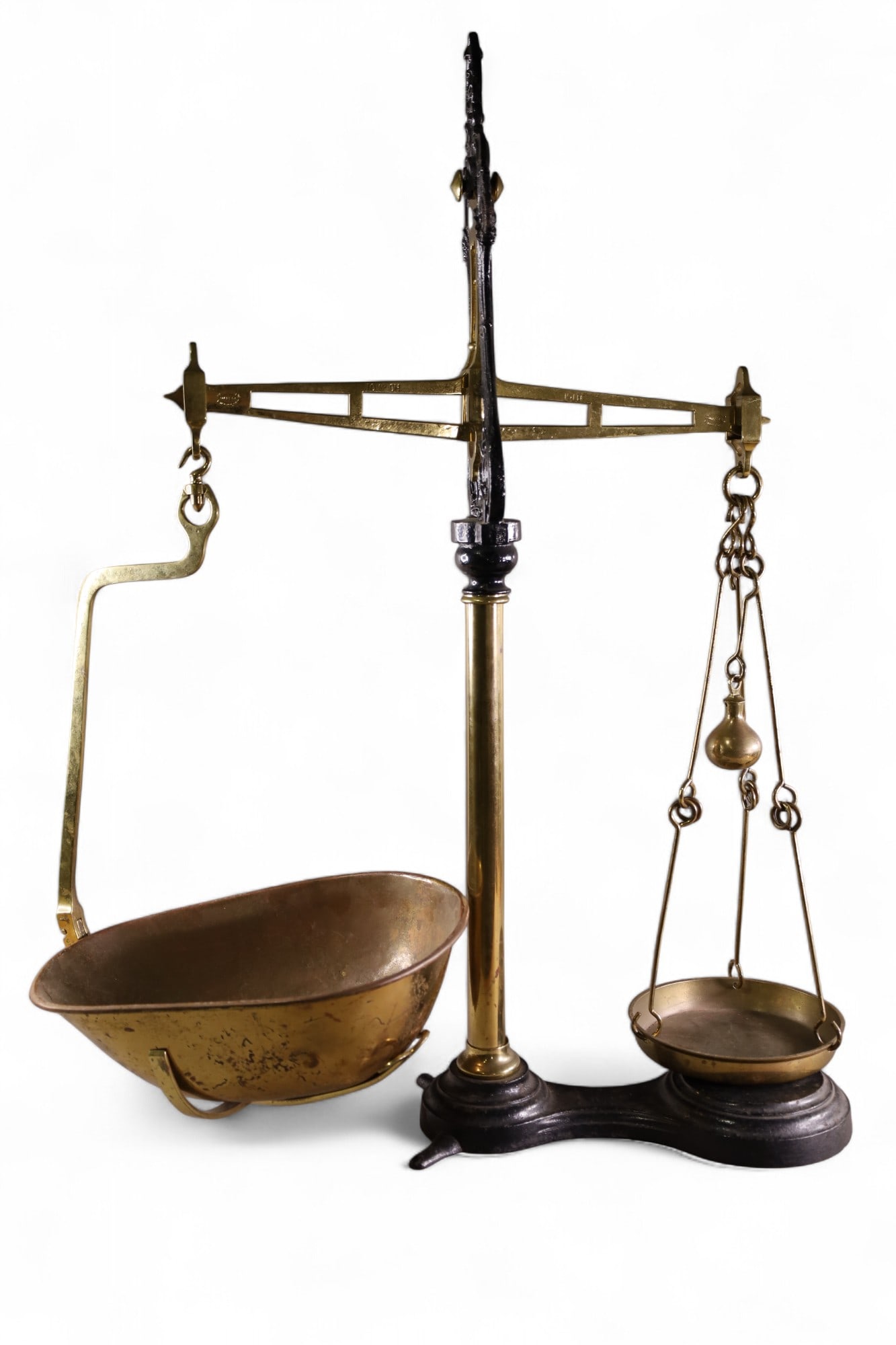 LARGE ANTIQUE BALANCE SCALE: LARGE BRASS AND CAST IRON BALANCE SCALE, MARKED W&T AVERY. 40" H. THIS ITEM EXCEEDS SIZE OR WEIGHT LIMITATIONS FOR IN HOUSE SHIPPING, MUST BE PICKED UP IN HOUSE OR SHIPPED VIA 3rd PARTY SHIPPER.