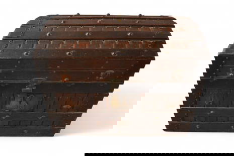 DOLL OR SALESMAN SAMPLE TRUNK: DOLL OR SALESMAN SAMPLE HUMP BACK TRUNK, WOOD SLATTED, BRASSS TACKED TRUNK. 12" W x 8" D x 9" H.