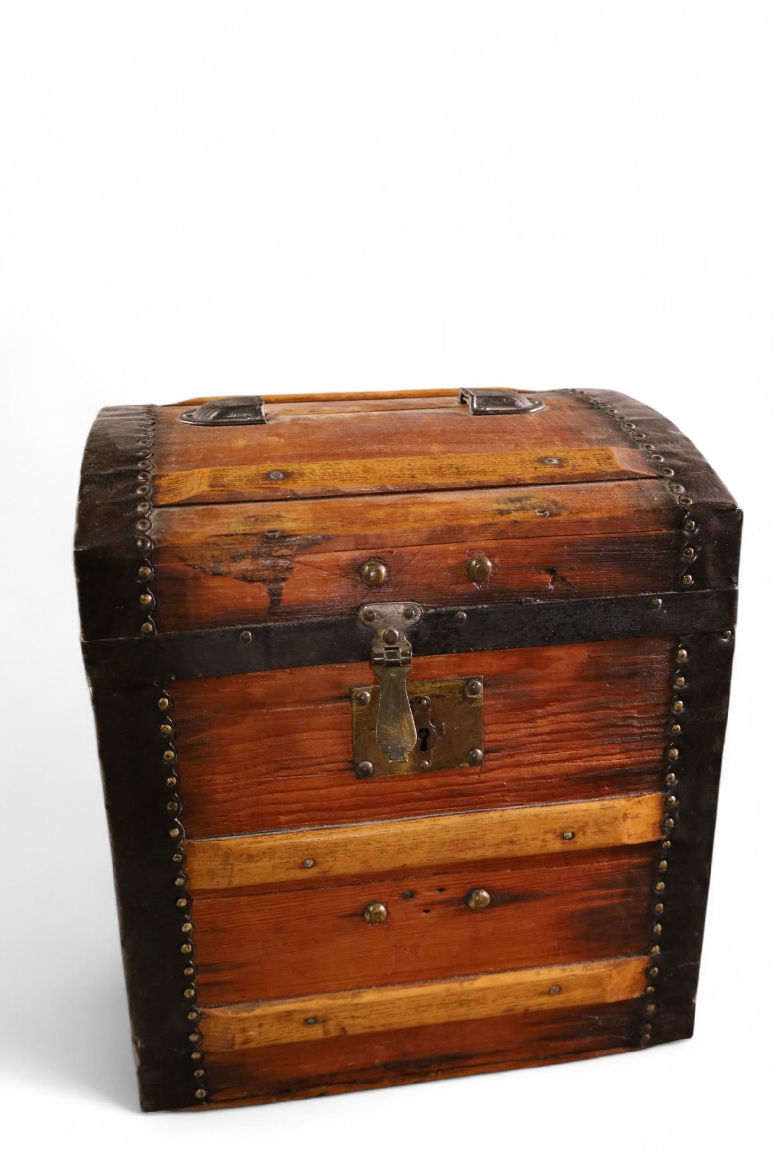 SMALL ANTIQUE TRUNK (1 of 3)