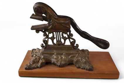 VICTORIAN NUT CRACKER