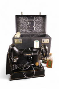 FEATHERWEIGHT SINGER SEWING MACHINE: SINGER FEATHERWEIGHT SEWING MACHINE IN CASE, WITH PEDAL. MISSING TOP TRAY