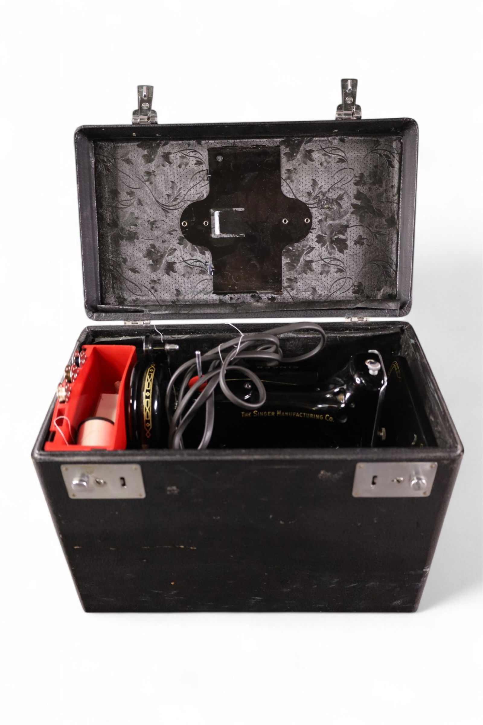 FEATHERWEIGHT SINGER SEWING MACHINE (1 of 3)