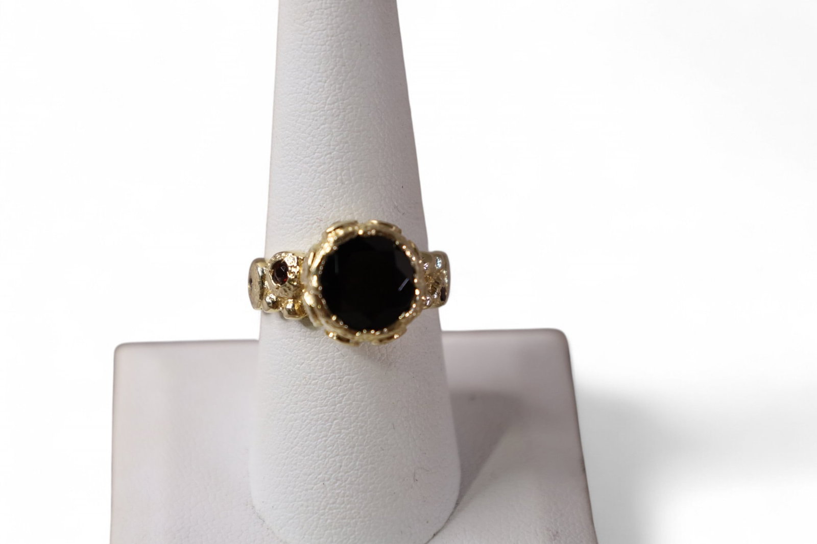 14k GARNET RING: 14k YELLOW GOLD GARNET RING. APPROX 6 GRAMS. SIZE 8.