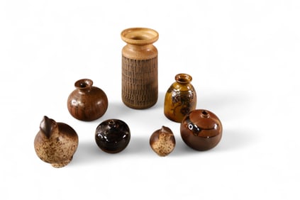 GROUPING OF STUDIO POTTERY