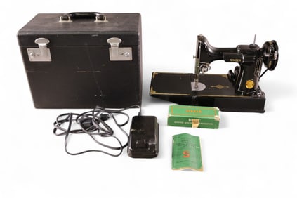 SINGER FEATHERWEIGHT SEWING MACHINE