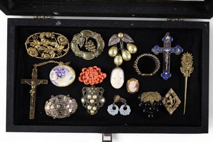 16 PIECES OF COSTUME JEWELRY