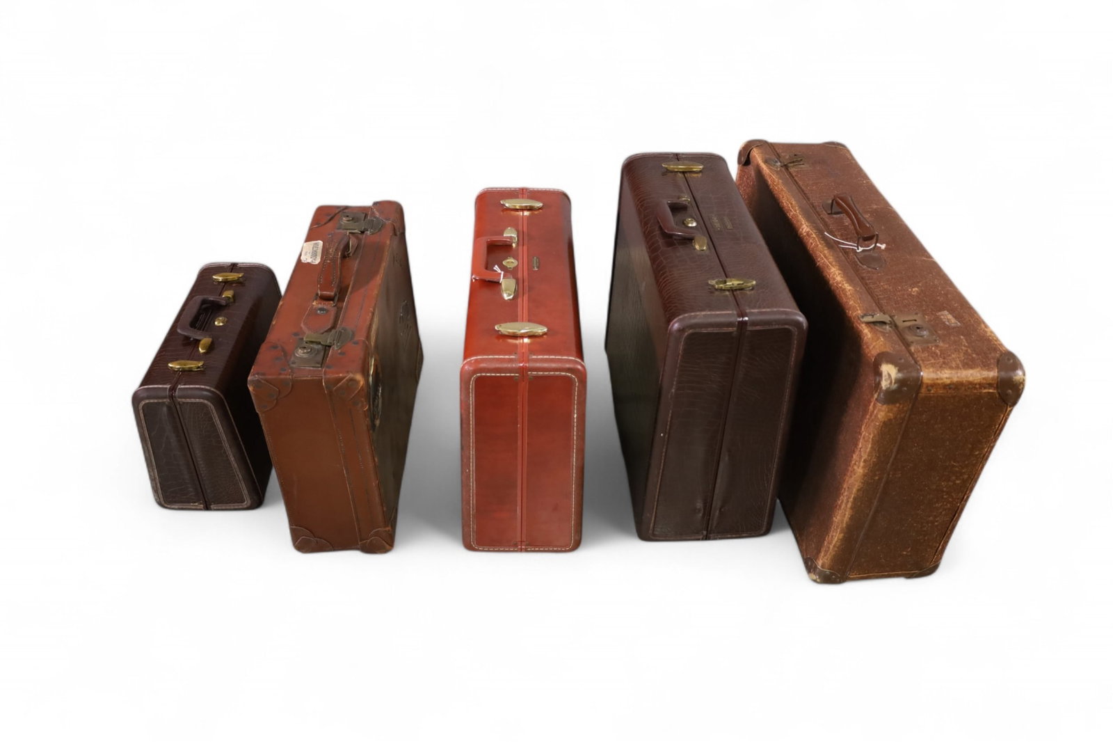 5 PIECES OF VINTAGE LUGGAGE: WEAR TO SURFACES. INCLUDING SAMSONITE. 15" - 29" W. THIS ITEM EXCEEDS SIZE LIMITATIONS FOR IN HOUSE SHIPPING, MUST BE PICKED UP IN HOUSE OR SHIPPED VIA 3rd PARTY GROUND SHIPPER.