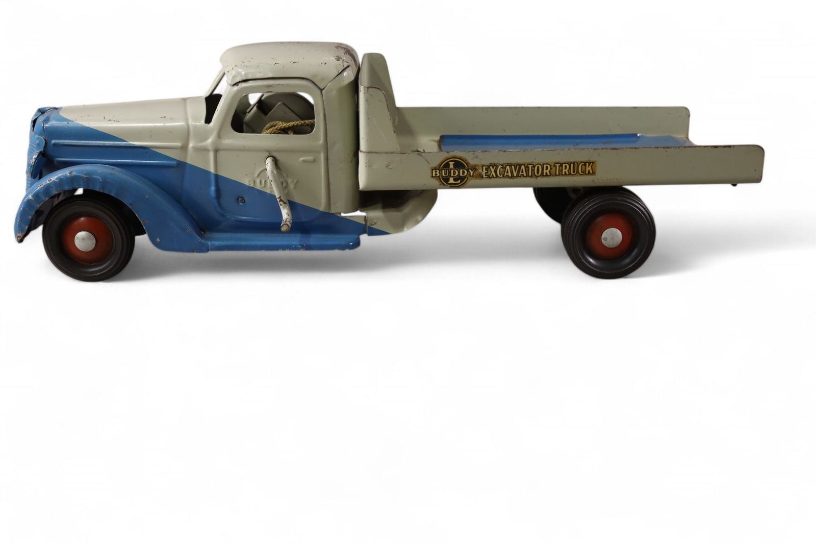 BUDDY L EXCAVATOR TRUCK: BUDDY L EXCAVATOR TRUCK, WITH RAMP. PAINT LOSS. 20" L.