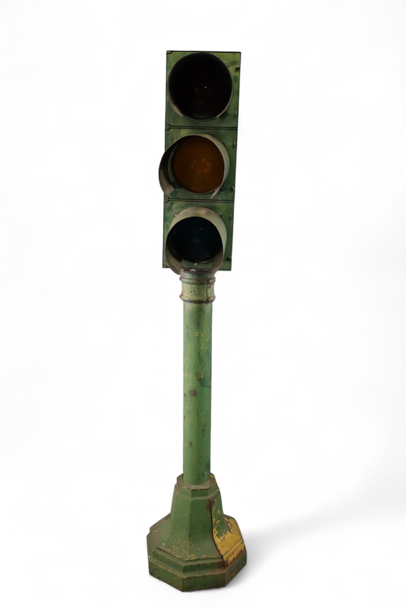 ALUSIG STREET LIGHT: PAINTED FINISH ALUSIG STREET LIGHT, PAINT LOSS AND RUST. 80" H. THIS ITEM EXCEEDS SIZE LIMITATIONS FOR IN HOUSE SHIPPING, MUST BE PICKED UP IN HOUSE OR SHIPPED VIA 3rd PARTY GROUND SHIPPER.