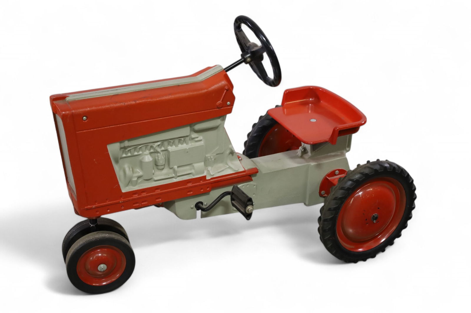ERTL PEDAL TRACTOR (1 of 3)