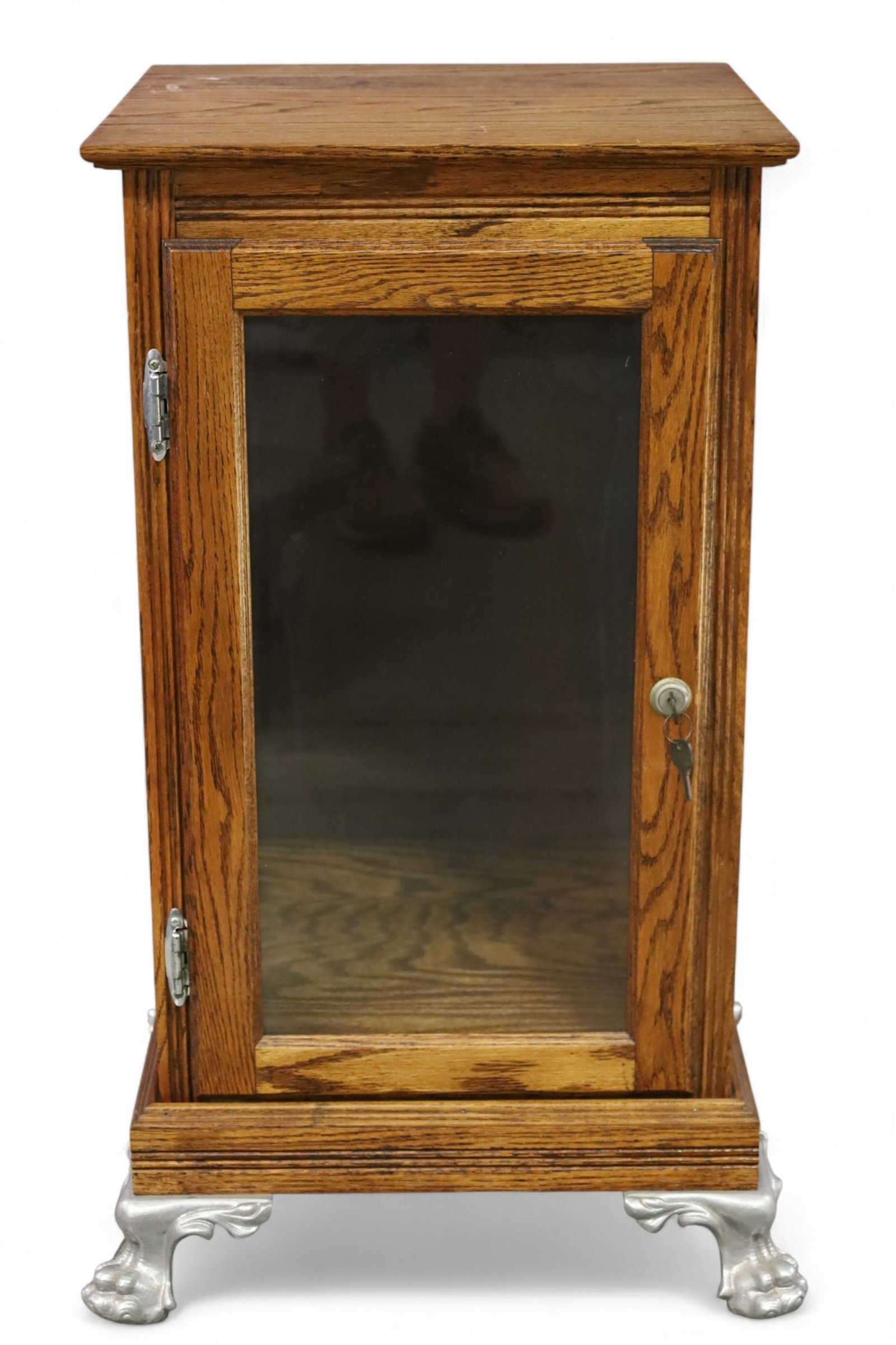 SLOT MACHINE STAND: OAK SLOT MACHINE STAND, SINGLE DOOR. WITH KEY. 17" x 18" D x 32" H. THIS ITEM EXCEEDS SIZE LIMITATIONS FOR IN HOUSE SHIPPING, MUST BE PICKED UP IN HOUSE OR SHIPPED VIA 3rd PARTY GROUND SHIPPER.