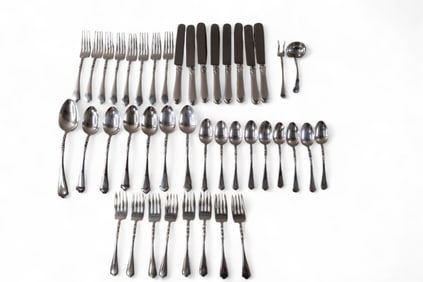 LUNT STERLING SILVER FLATWARE SET