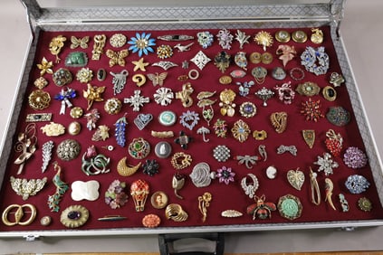 LARGE COLLECTION OF COSTUME BROACHES & PINS