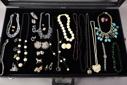 LARGE COLLECTION OF COSTUME JEWELRY