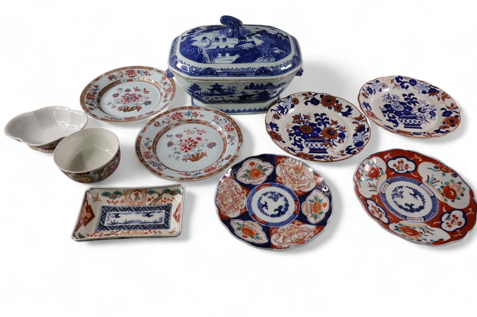 GROUPING OF CHINESE PORCELAIN (1 of 8)