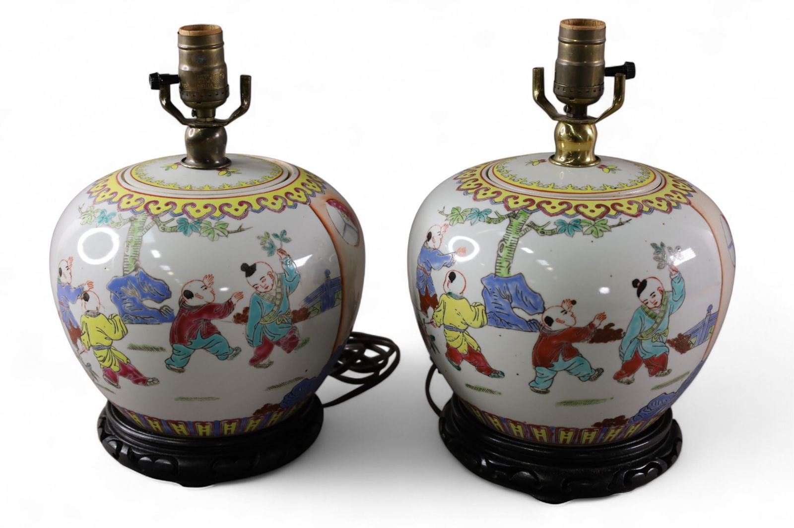 PAIR OF CHINESE TABLE LAMPS (1 of 3)