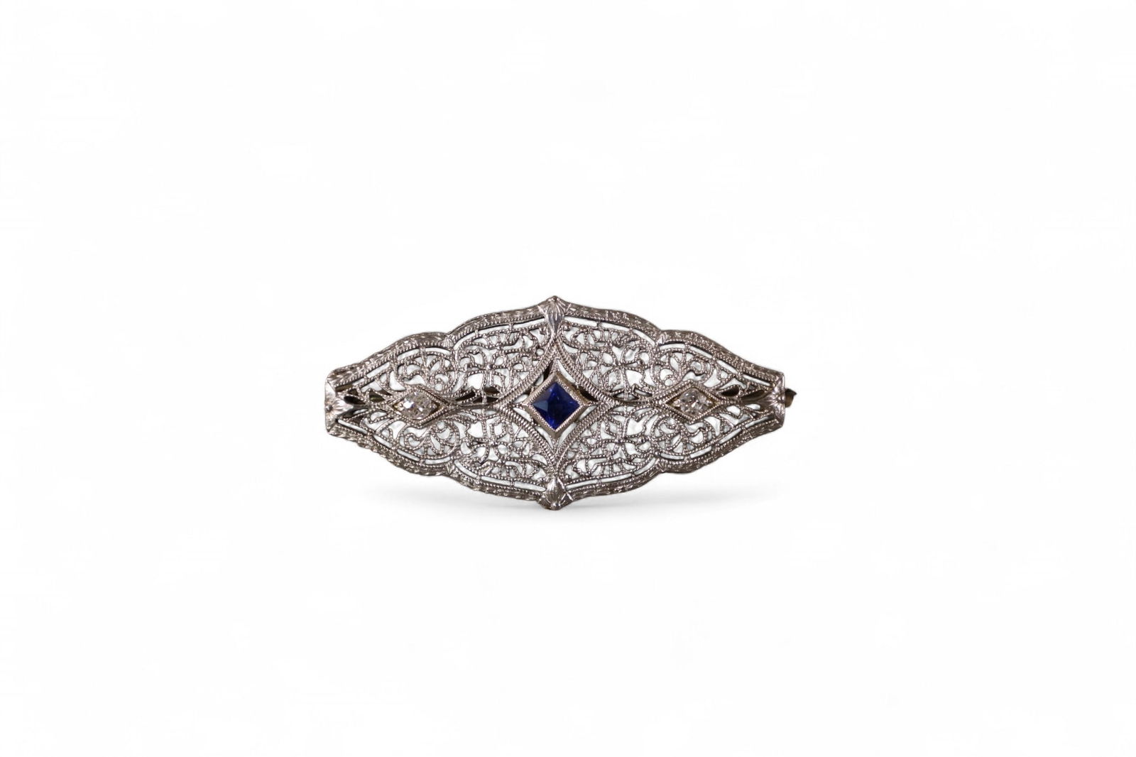 14K GOLD & PLATINUM & SAPPHIRE BROACH: 14K WHITE GOLD, PLATINUM, & SAPPHIRE DECO BROACH. APPROX 3.7 GRAMS