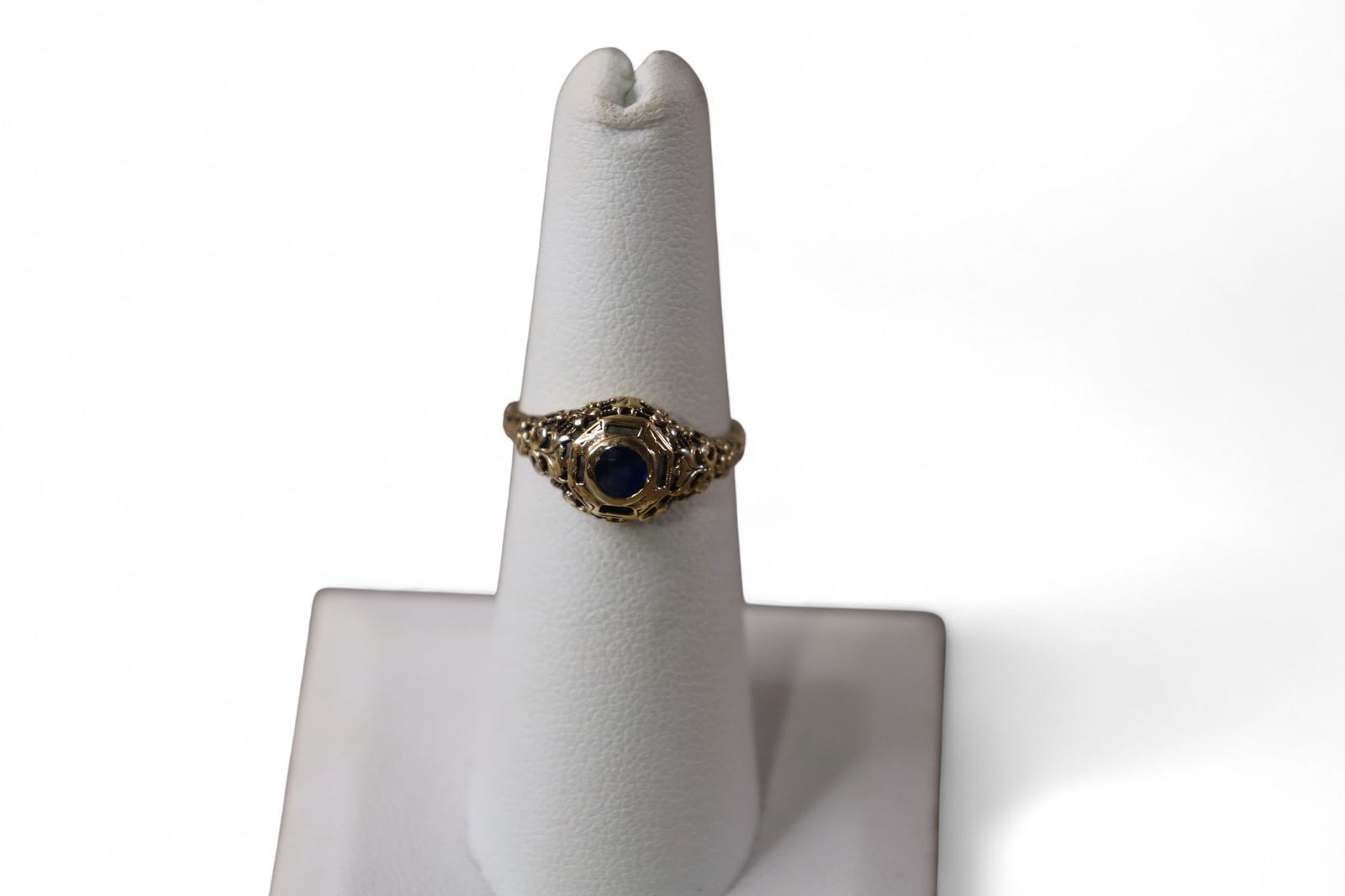 10K GOLD & SAPPHIRE RING (1 of 3)