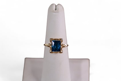 14K GOLD & BLUE STONE RING