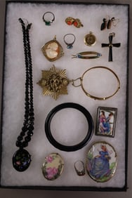 SMALL LOT OF COSTUME JEWELRY