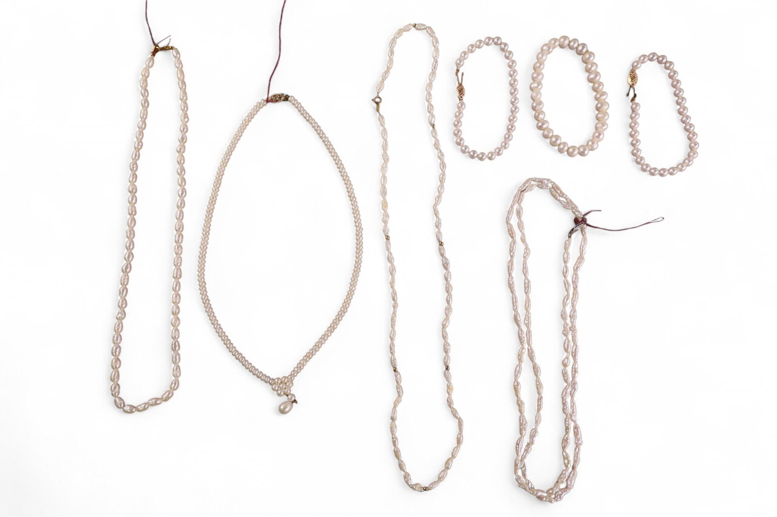 LOT OF PEARLS: BRACELETS, NECKLACES, SOME WITH GOLD CLAPS.