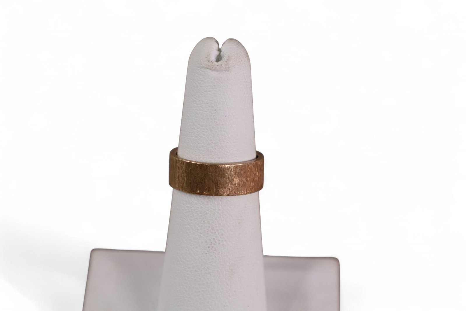 14K GOLD RING: 14K YELLOW GOLD RING, SIZE 5. APPROX 4.9 GRAMS.
