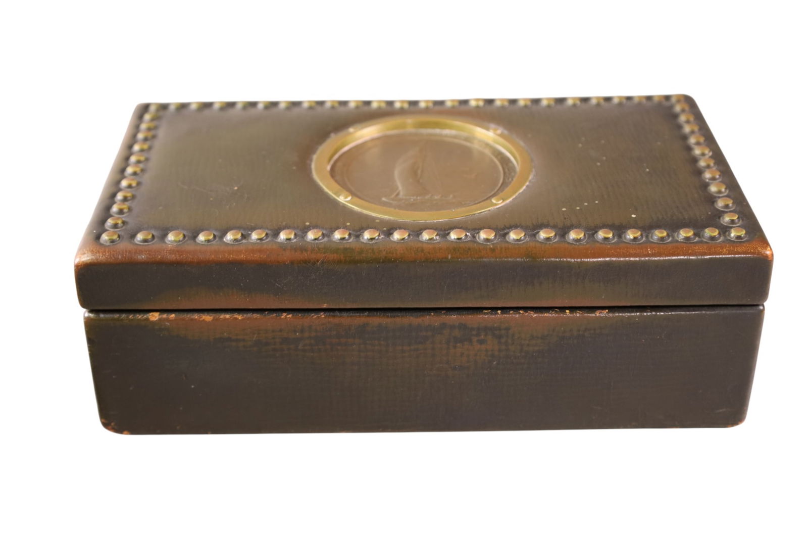 SMALL HUMIDOR: SMALL HINGED LID HUMIDOR TROPHY, LEATHER WRAPPED. WITH CENTER MEDALLION, SEAWANHAKA CORINTHIAN YACHT CLUB. 8" W.