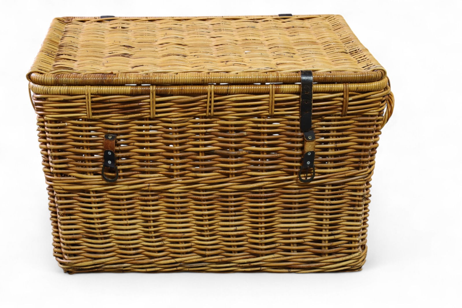 WICKER BASKET (1 of 3)
