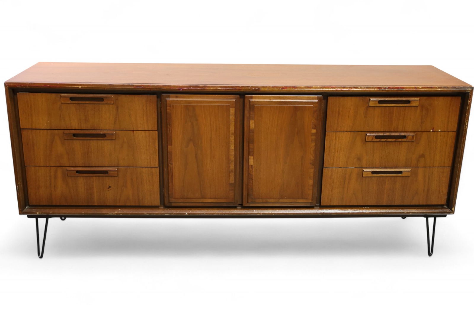 MID CENTURY MODERN DRESSER: 6 DRAWER DRESSER WITH FITTED DRAWERS ON INTERIOR, FINISH LOSS, SCRATCHES. 72" L x 19" D x 31" H. THIS ITEM EXCEEDS SIZE LIMITATIONS FOR IN HOUSE SHIPPING, MUST BE PICKED UP IN HOUSE OR SHIPPED VIA 3rd