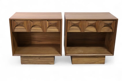 PAIR OF MID CENUTURY MODERN STYLE NIGHTSTANDS