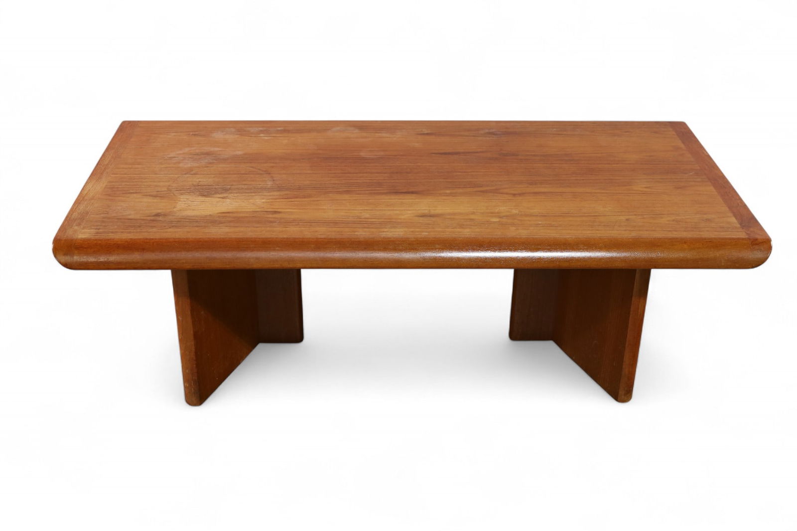 MID CENTURY MODERN COFFEE TABLE: MID CENTURY MODERN TEAK COFFEE TABLE, MINOR WEAR TO FINISH. 52" L x 27" D x 16" H. THIS ITEM EXCEEDS SIZE LIMITATIONS FOR IN HOUSE SHIPPING, MUST BE PICKED UP IN HOUSE OR SHIPPED VIA 3rd PARTY GROUND