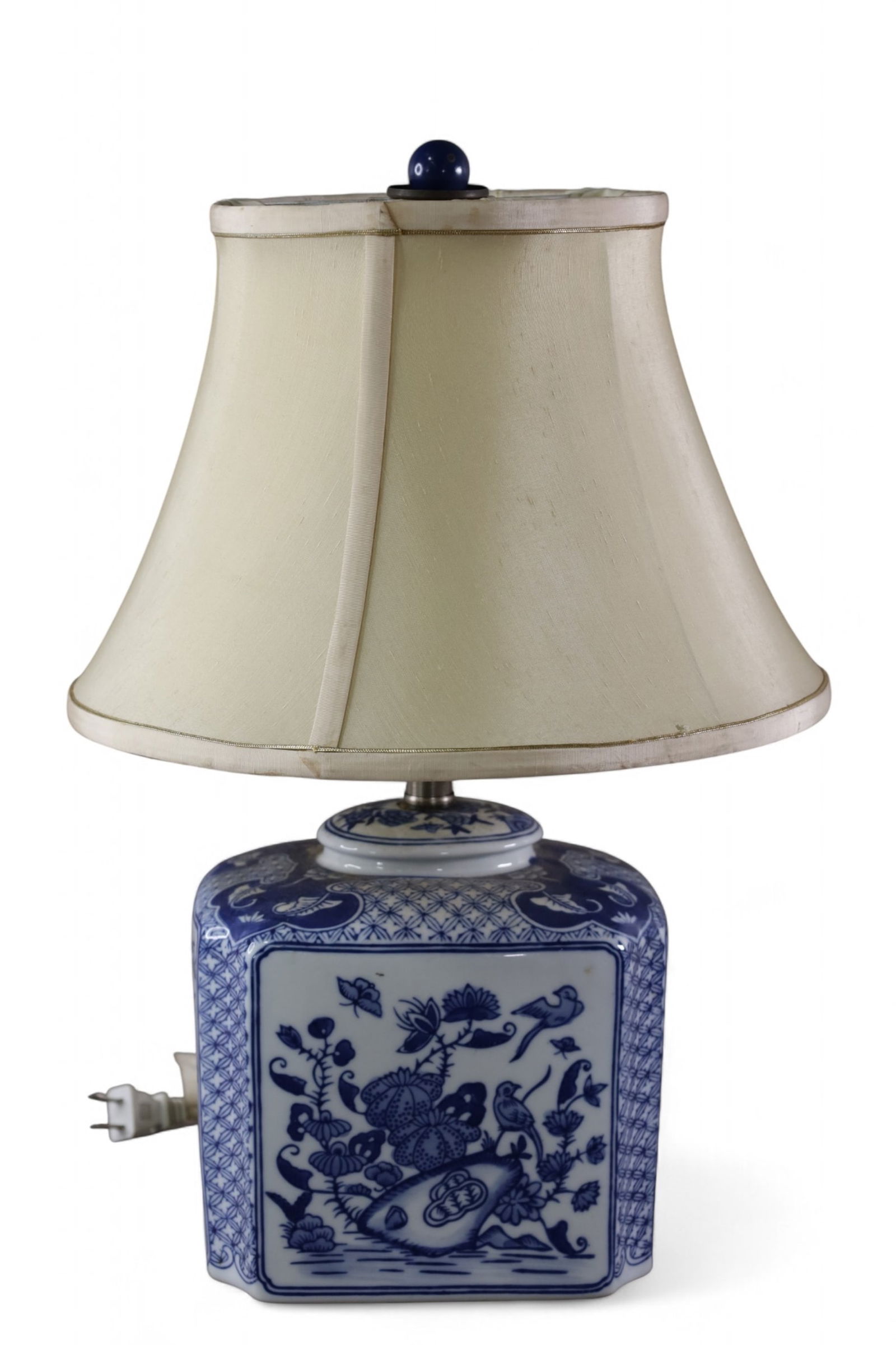CHINESE TABLE LAMP (1 of 2)