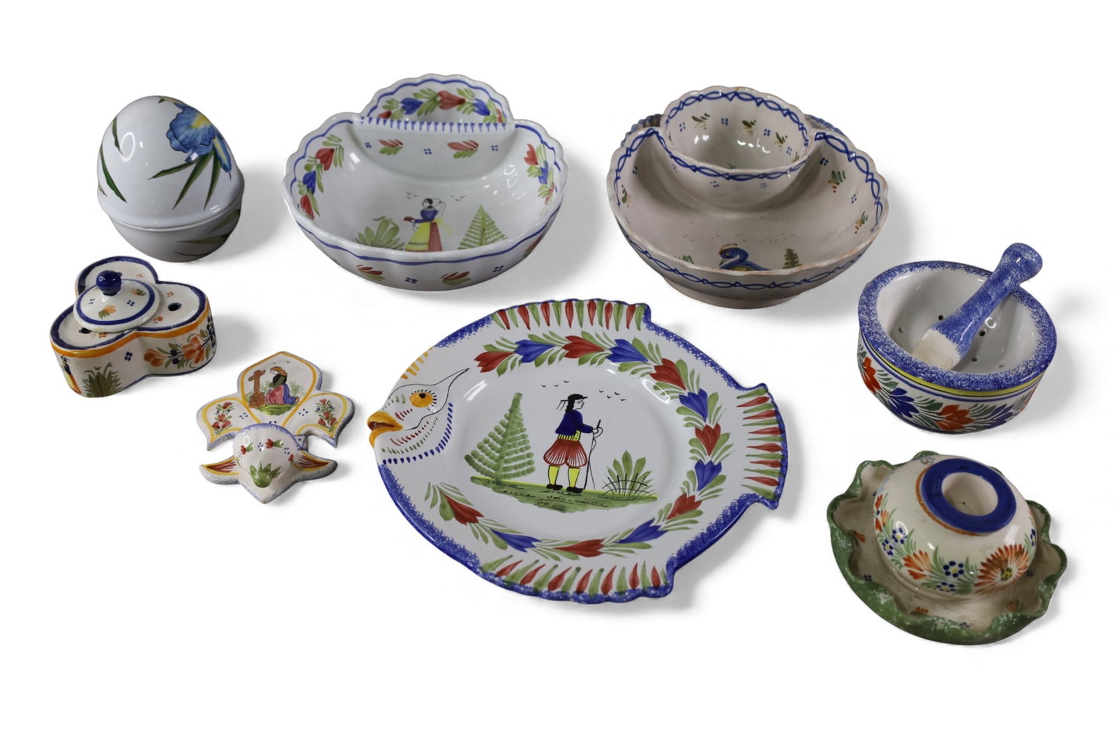 LOT OF QUIMPER: FISH PLATTER, BOWLS, AND SERVING PIECES. MISC SIZES.