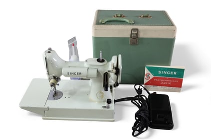 SINGER FEATHERWEIGHT SEWING MACHINE